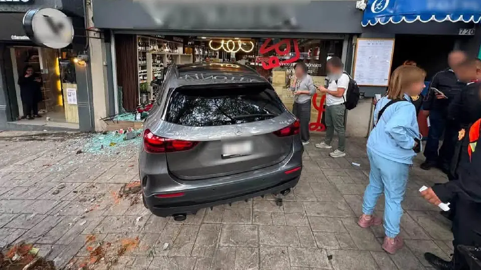 Al momento del impacto una mujer resultó con heridas leves mientras la conductora está ilesa / X: @@SSC_CDMX