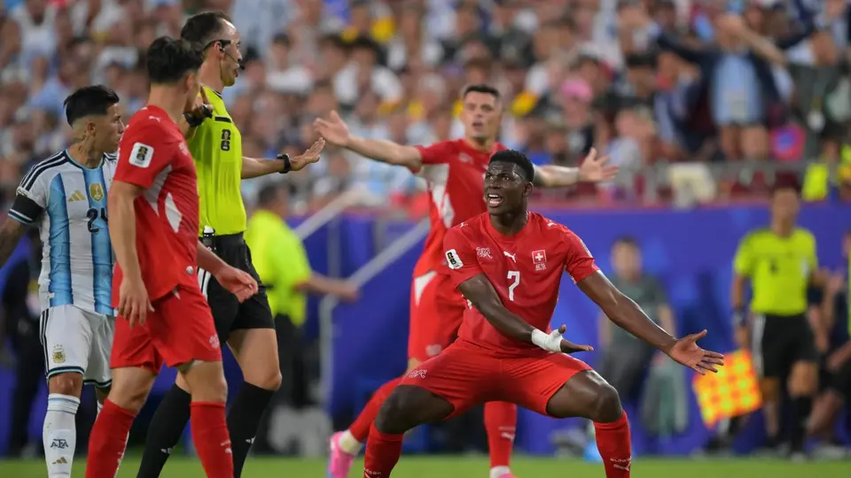 João Pinheiro y Breel Embolo en el Suiza vs Argentina en el Mundial 2026 | IMAGO 7