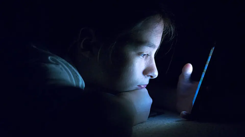 Los niños pueden desarrollar fotofobia por no tener un límite de tiempo en el uso de dispositivos electrónicos. /istock
