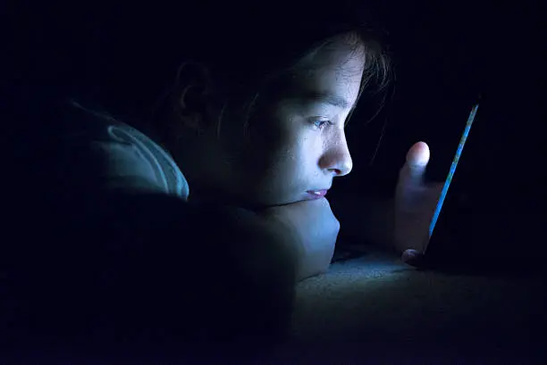 Los niños pueden desarrollar fotofobia por no tener un límite de tiempo en el uso de dispositivos electrónicos. /istock