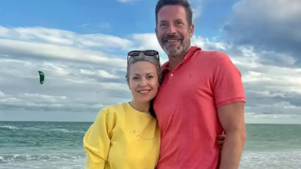 Kristopher Karolkiewicz y su esposa. / Especial