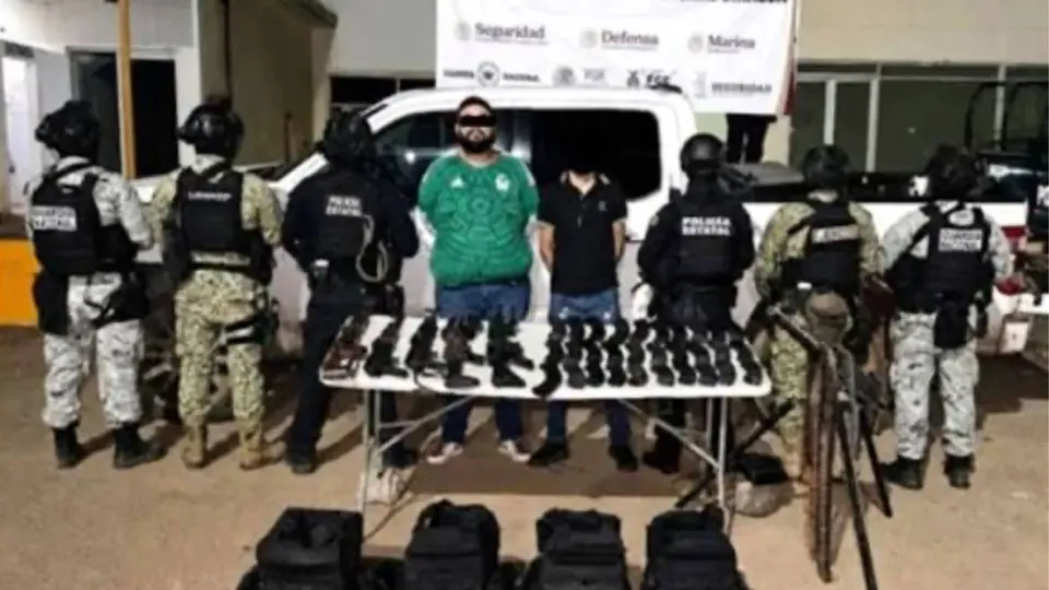 Armamento de alto poder, cartuchos y equipo táctico asegurados durante la captura de “El 20″ / Redes