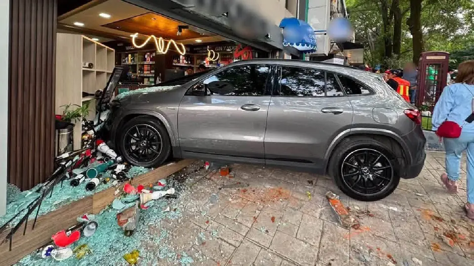 Mujer de 72 años choca contra tienda de vinos caros en CDMX; así ocurrió el accidente