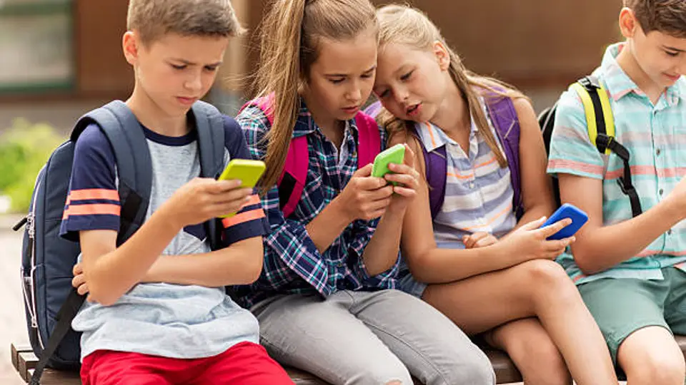 El uso de celulares en menores de edad puede afectar al desarrollo del lenguaje debido a la falta de interacción verbal y social. /istock