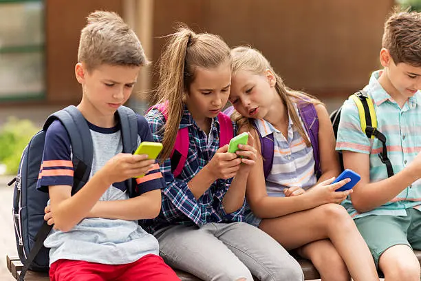El uso de celulares en menores de edad puede afectar al desarrollo del lenguaje debido a la falta de interacción verbal y social. /istock