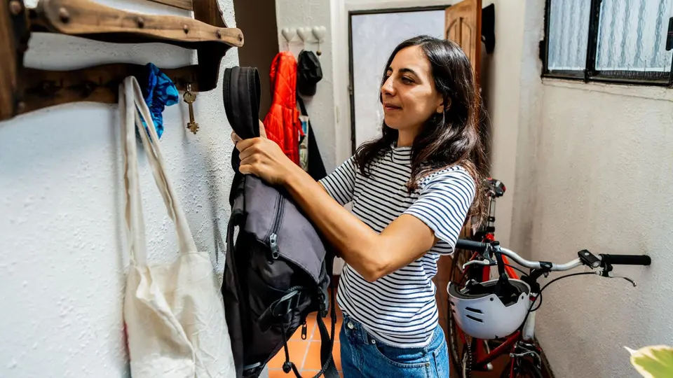 Revisar mochilas, bolsas y chamarras al regresar a casa es una medida preventiva recomendada por especialistas / Pixabay