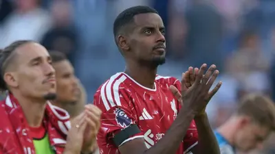 ¡Reprobable! Aficionado le arrebata playera de Isak a niño tras el Liverpool vs Nottingham