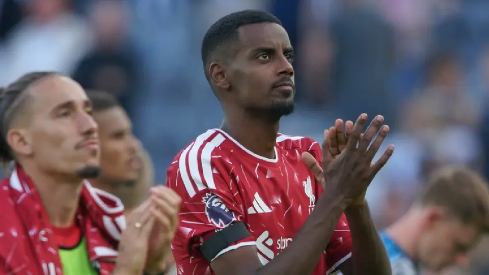 ¡Reprobable! Aficionado le arrebata playera de Isak a niño tras el Liverpool vs Nottingham