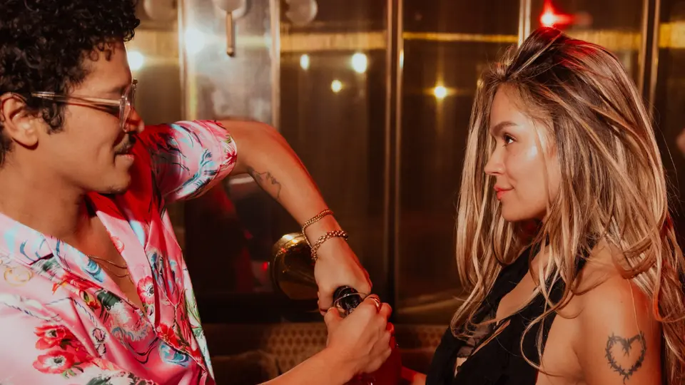 Karol G y Bruno Mars desataron rumores de romance luego de que la cantante colombiana compartiera fotografías junto al intérprete estadounidense. / @karolg