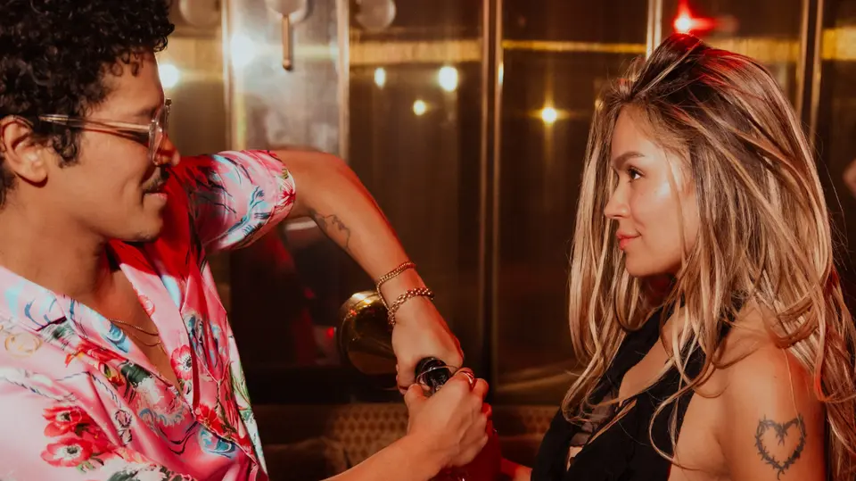Karol G y Bruno Mars desataron rumores de romance luego de que la cantante colombiana compartiera fotografías junto al intérprete estadounidense. / @karolg