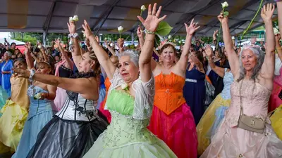 ¡Nunca es tarde! Abuelitas cumplen su sueño y celebran sus XV años décadas después en CDMX