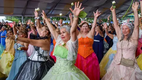 ¡Nunca es tarde! Abuelitas cumplen su sueño y celebran sus XV años décadas después en CDMX