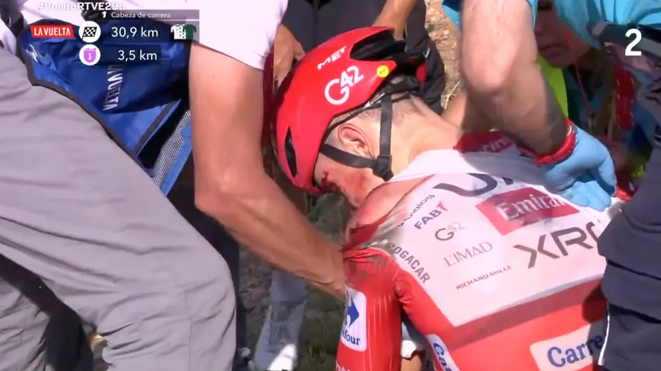 Accidente de Tadej Pogačar l Captura X: @teledeporte
