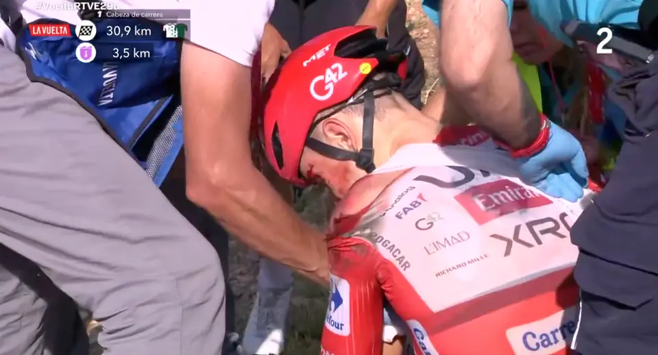 Accidente de Tadej Pogačar l Captura X: @teledeporte