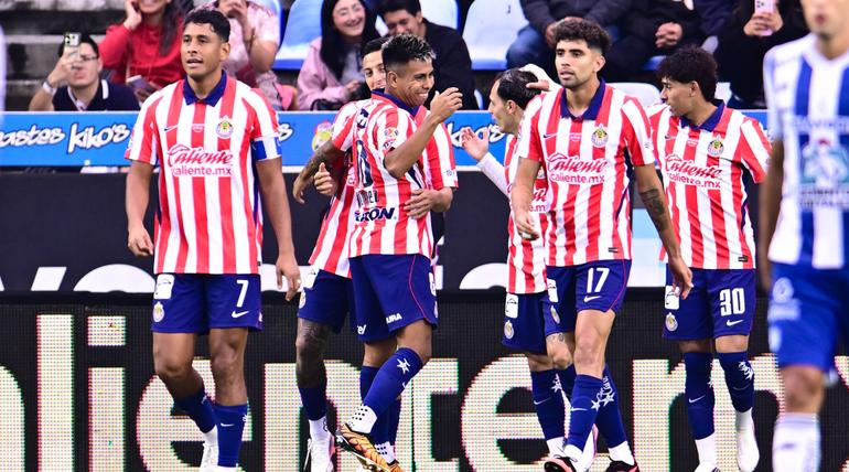 Roberto Alvarado pone a ganar a las Chivas sobre Pachuca | MEXSPORT