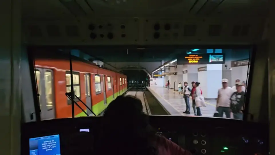 El acceso a la cabina de conducción del Metro CDMX se encuentra en el centro de la polémica tras la difusión del video. / iStock