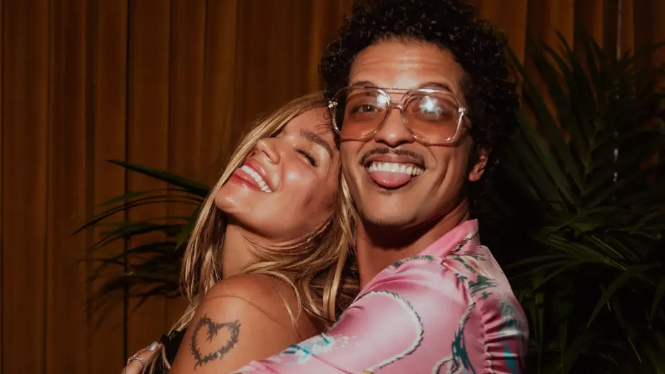 Karol G publicó una serie de fotografías junto a Bruno Mars y sus seguidores reaccionaron a la cercanía que muestran ambos artistas. / @karolg