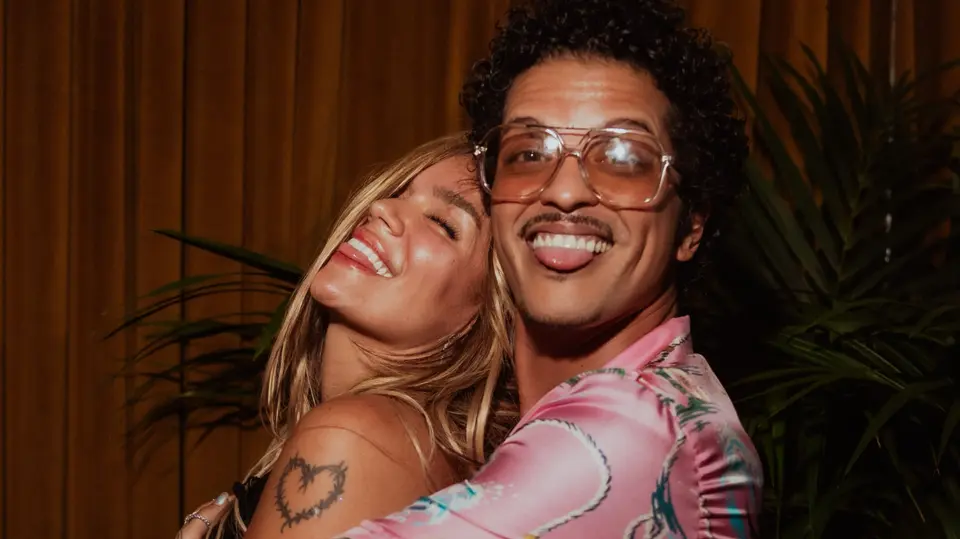Karol G publicó una serie de fotografías junto a Bruno Mars y sus seguidores reaccionaron a la cercanía que muestran ambos artistas. / @karolg