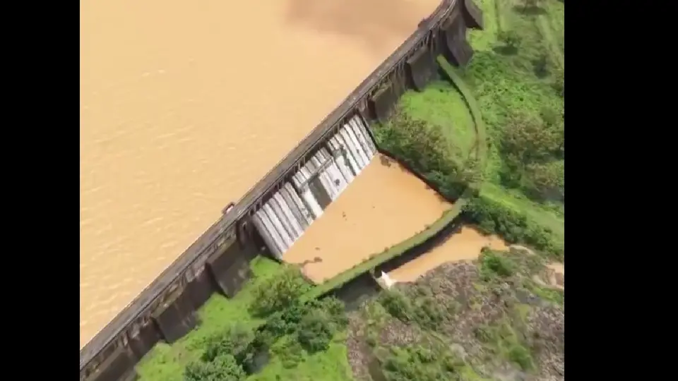 La presa tiene además 45 compuertas automáticas, diseñadas precisamente para facilitar la salida del agua / Especial