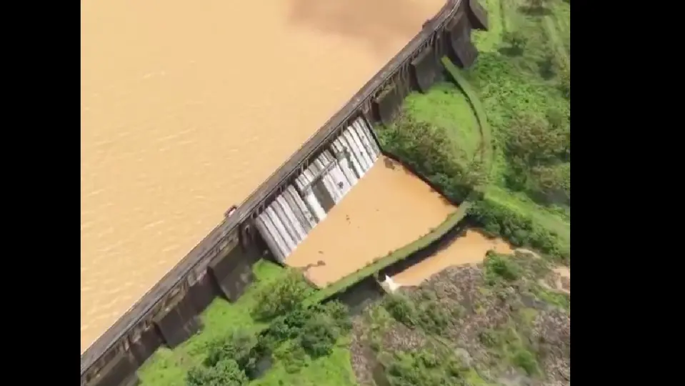 La presa tiene además 45 compuertas automáticas, diseñadas precisamente para facilitar la salida del agua / Especial