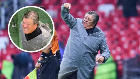 Miguel Herrera vuelve a protagonizar un altercado, ahora con un aficionado al salir del campo