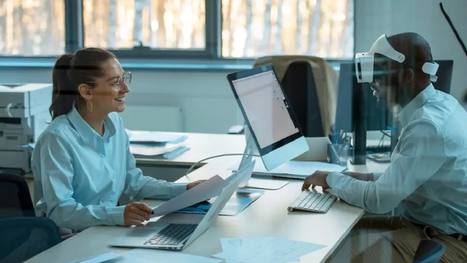 Herramientas como ChatGPT, Gemini o Claude, son cada días más aprovechadas en las empresas / Magnific
