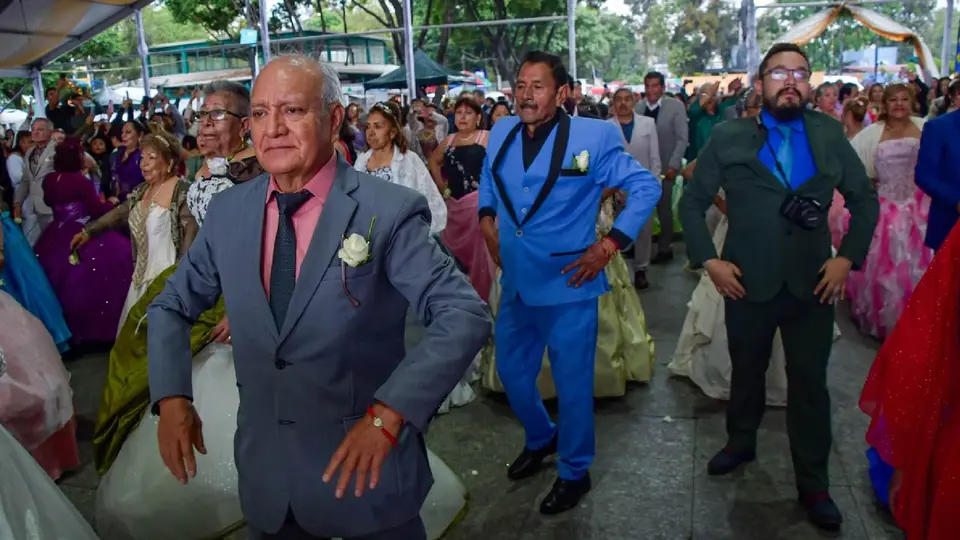 Los chambelanes se hicieron presentes para poder bailar el vals con las festejadas / FB: @AlcIztapalapa