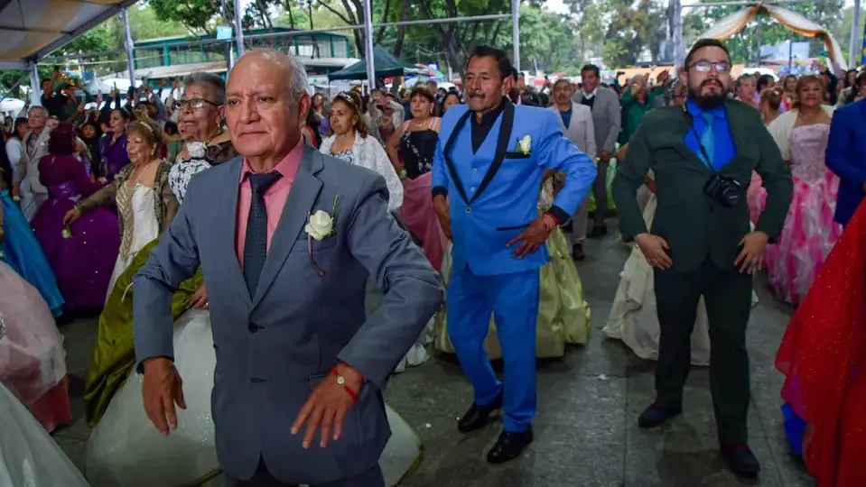 Los chambelanes se hicieron presentes para poder bailar el vals con las festejadas / FB: @AlcIztapalapa