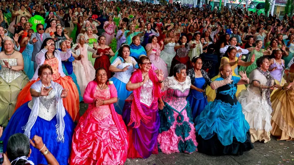 Más de 400 adultas mayores de Iztapalapa cumplieron el sueño de celebrar sus XV años / FB: @AlcIztapalapa