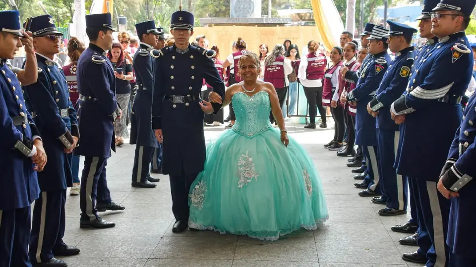 Las felices quinceañeras tuvieron sus escoltas que las acompañaron hasta la fiesta / FB: @AlcIztapalapa