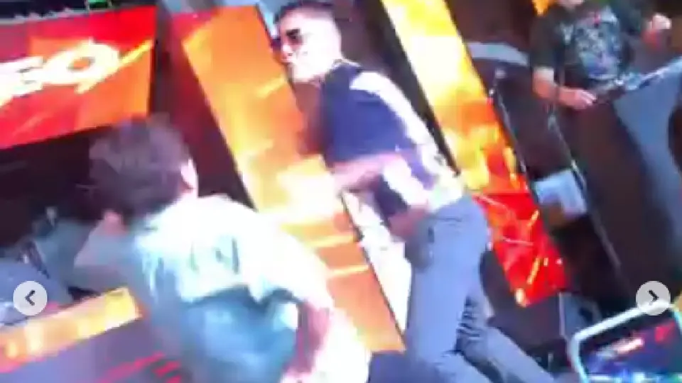 Tras insultos y forcejeos, Darkiel soltó varios golpes contra su rival / Especial