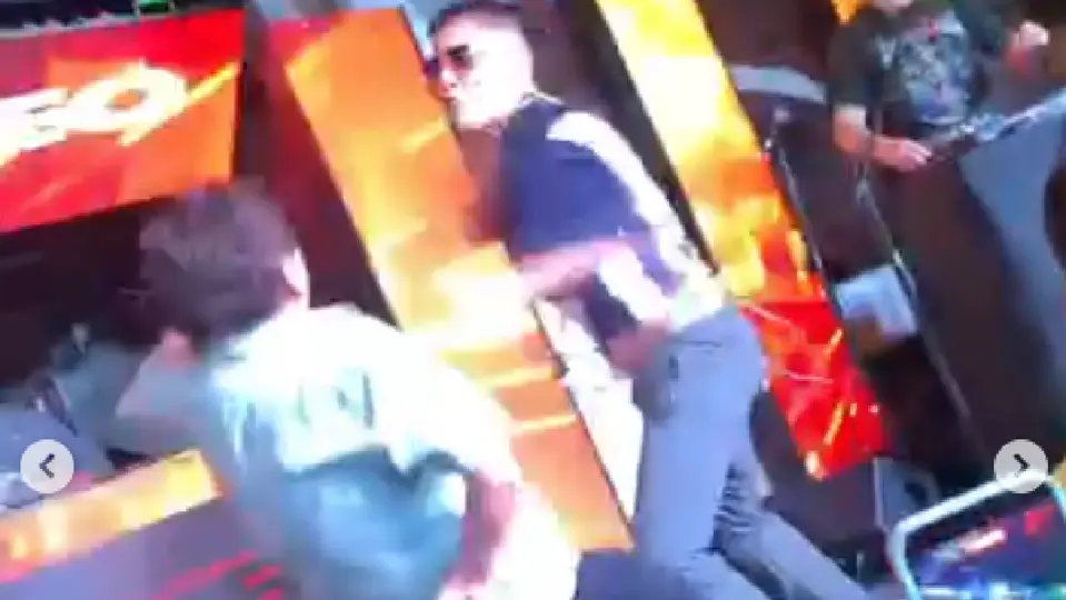 Tras insultos y forcejeos, Darkiel soltó varios golpes contra su rival / Especial