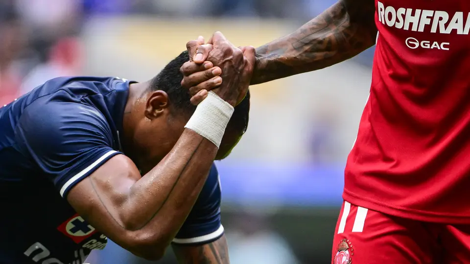 Willer Ditta toma la mano de Helinho en el Cruz Azul vs Toluca | Imago7