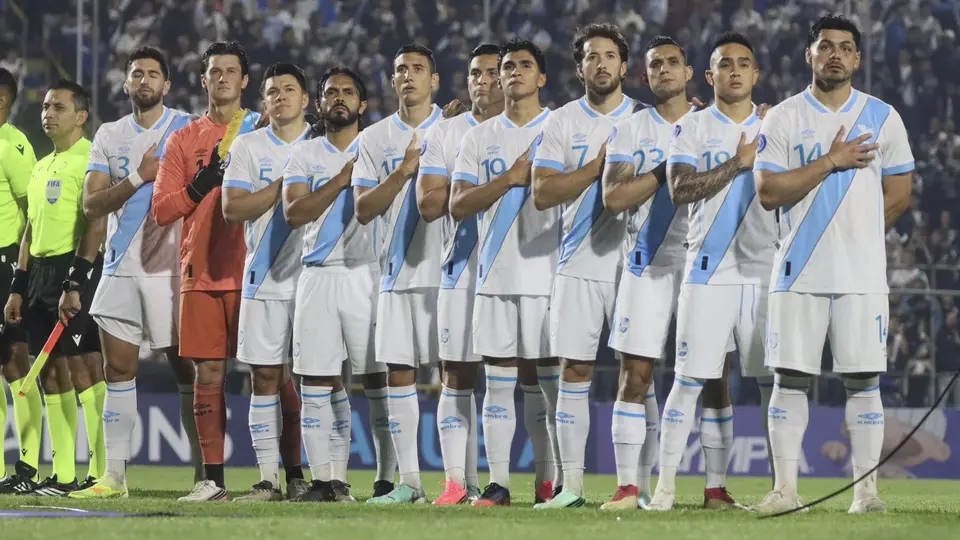 Jugadores guatemaltecos entonan su himno nacionalo en el duelo ante El Salvador | X: @fedefut_oficial