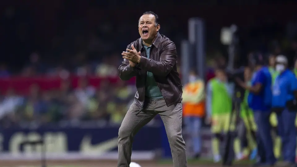 Juan Reynoso, como técnico, en un partido de Cruz Azul | MEXSPORT