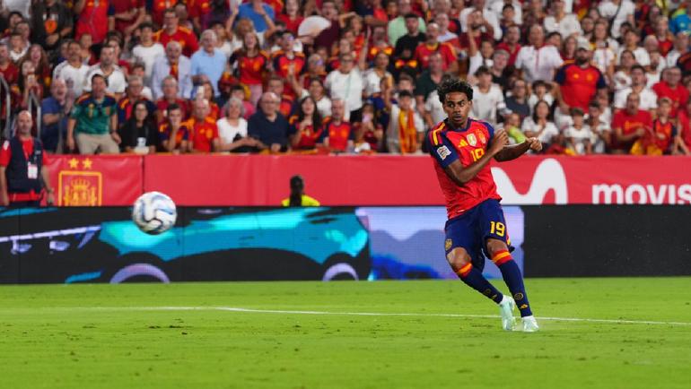 Lamine Yamal anotando en el España vs Croacia de la J2 de la Nations League | AP