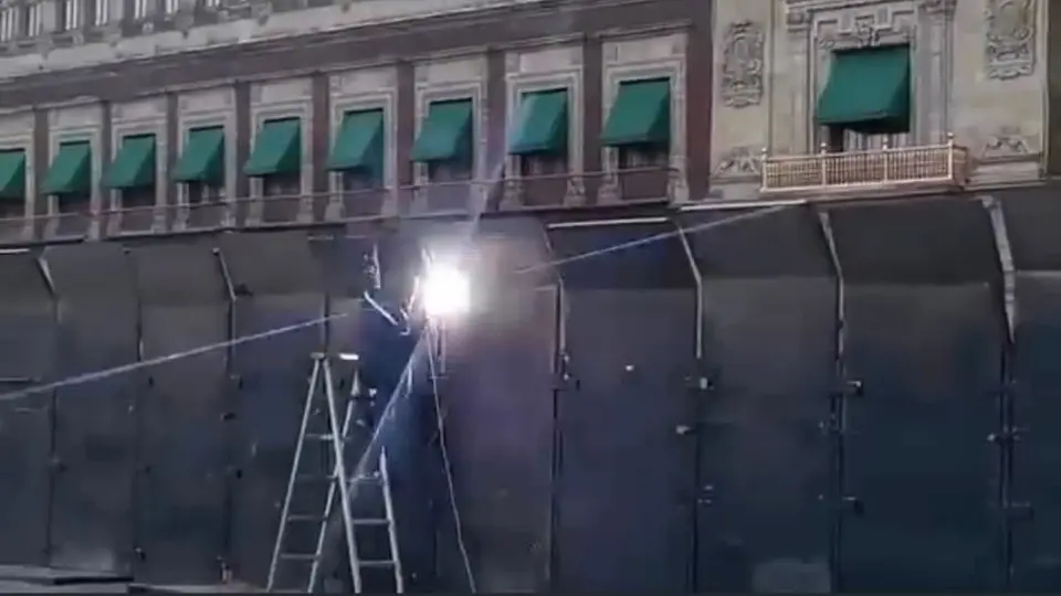El acceso a algunas calles cercanas a Palacio Nacional cuenta con controles de identificación ante la instalación de las vallas / FB: @Roy Cuervo