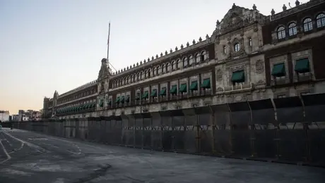 Blindan Palacio Nacional previo al 2 de octubre; colocan vallas de casi dos metros