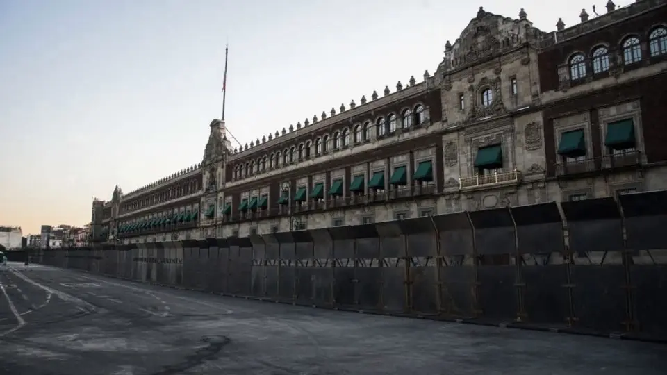 Blindan Palacio Nacional previo al 2 de octubre; colocan vallas de casi dos metros