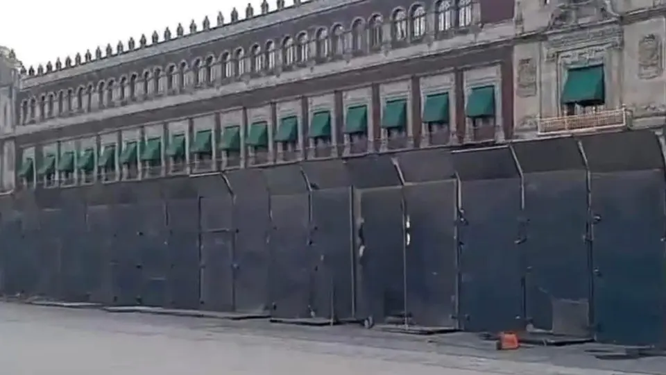 Las estructuras fueron colocadas alrededor de Palacio Nacional, en el Centro Histórico de la Ciudad de México / FB: @Roy Cuervo