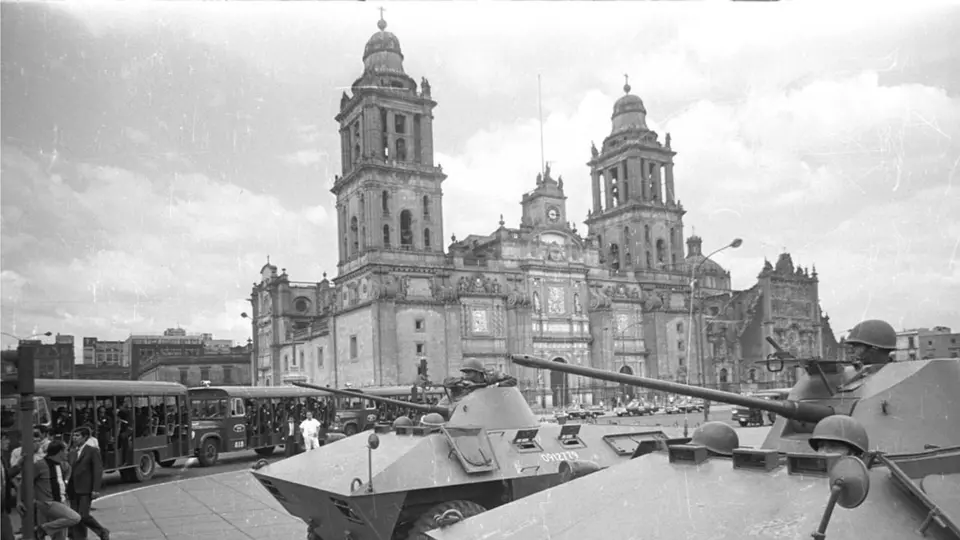 Las autoridades colocaron barreras metálicas alrededor del recinto histórico previo a las movilizaciones del 2 de octubre / Archivo Histórico del IISUE