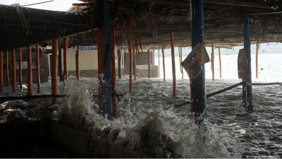 Habitantes de Puerto San Carlos fueron trasladados a refugios ante el avance del agua y las condiciones generadas por el ciclón / @Christian Ruano