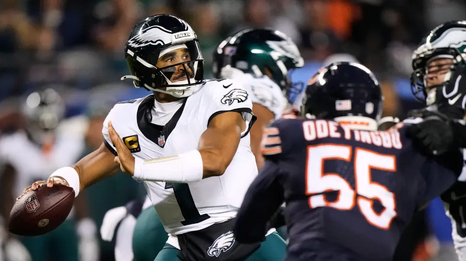 Jalen Hurts pudo seguir jugando ante Bears | AP