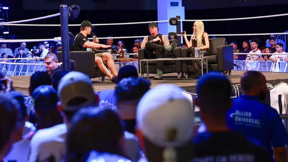 John Cena, Undertaker y Michelle McCool en una convención de fans | wwe.com