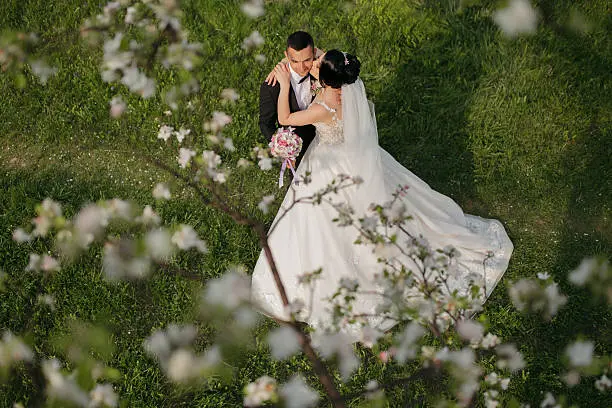 Según la gráfica 3 del INEGI, el mayor porcentaje de matrimonios de ambos sexos correspondió al grupo de 25 a 29 años: 12.6 % en mujeres y 11.8 % en hombres./isokc