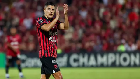 Afición 'sueña' con tener a Ronaldo Cisneros en la Selección de Costa Rica