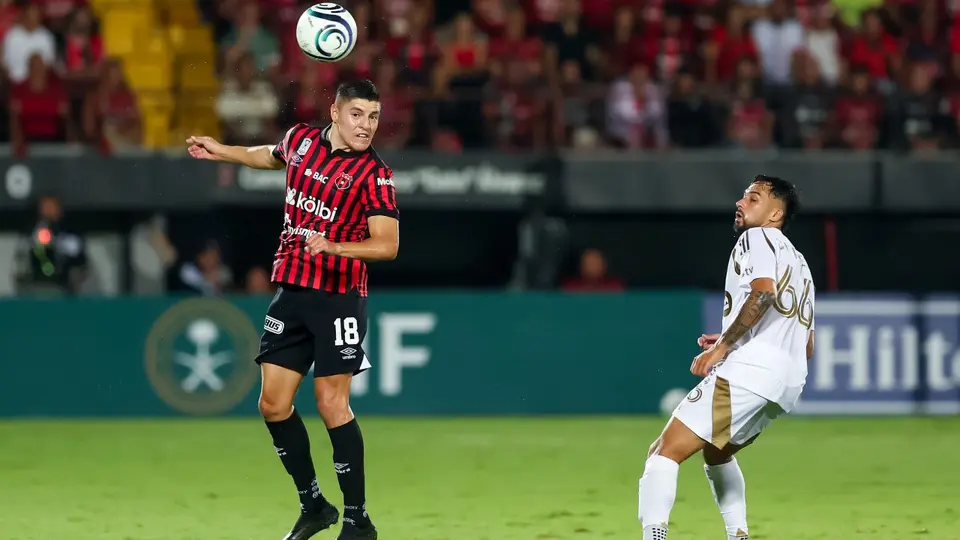 Ronaldo Cisneros en un partido con Alajuelense | MEXSPORT