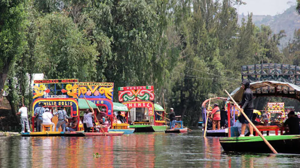 La experiencia incluye un paseo en trajinera decorada por los canales de Xochimilco. / iStock