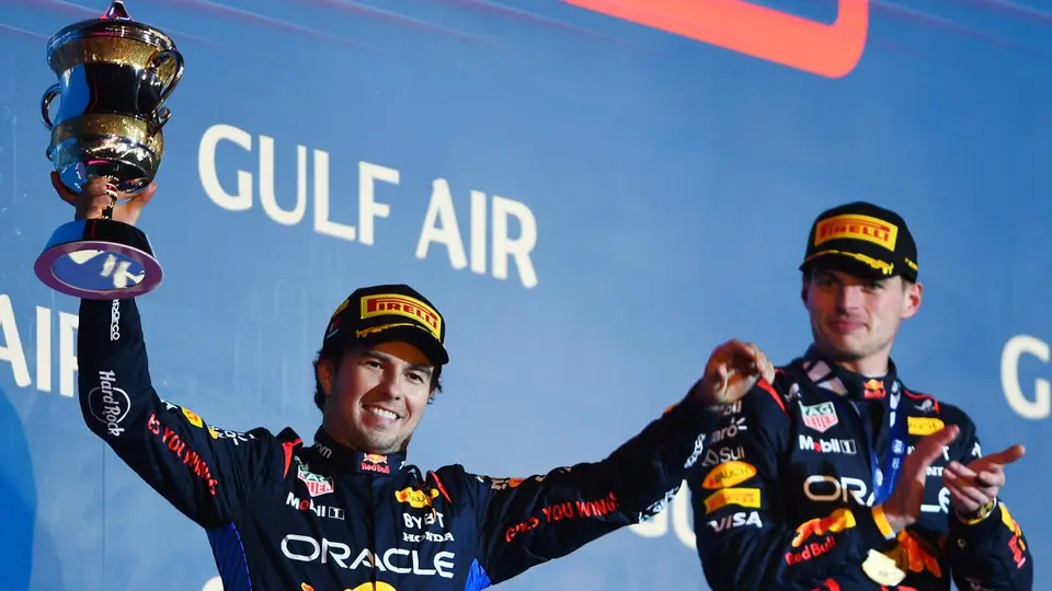 Checo Pérez con Red Bull en el podio del Gran Premio de Bahréin en 2024 | RED BULL