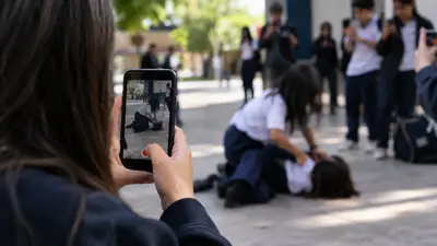 CDMX busca frenar la difusión de peleas escolares en redes sociales: ¿qué propone la iniciativa?
